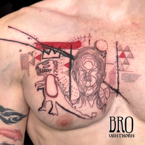 Bro Vanthorn, tatoueur à Paris - Composition abstraite en rouge et noir sur le muscle pectoral