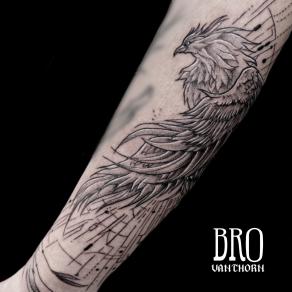 Bro Vanthorn, tatoueur à Paris - Phénix graphique en noir et gris