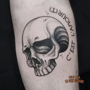 Lola Kaa, tatoueuse à Paris - Crâne avec lettrage "C’est l’amour(t)"