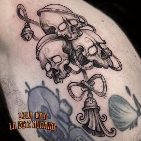 Lola Kaa, tatoueuse à Paris - Talisman à crânes pour un filler tatoué en freehand