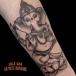 Lola Kaa, tatoueuse à Paris - Tatouage de Ganesh, dieu de la sagesse et de l’intelligence dans l’hindouisme