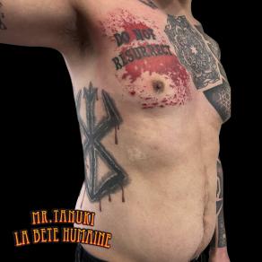 Peter Galt, tatoueur à Paris - Lettrage DO NOT RESURRECT et rune Berserk