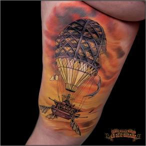 Pierre-Gilles Romieu, tatoueur à Paris - Ballon dirigeable steampunk tatoué en couleur sur cuisse