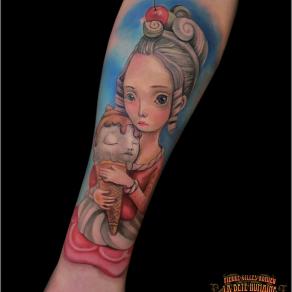 Pierre-Gilles Romieu, tatoueur à Paris - Tatouage de femme portant un enfant-glace réalisé sur l’avant-bras