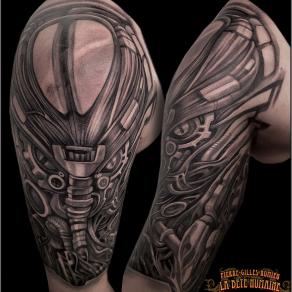 Pierre-Gilles Romieu, tatoueur à Paris - Tête d’alien biomécanique tatouée sur l’épaule en noir et gris