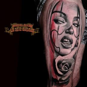 Portrait réaliste de Catrina traversé par la couleur rouge, tatoué par Barbara Rosendo