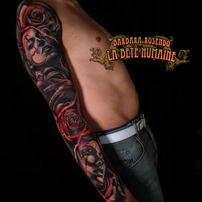 Duo de Catrinas entourées de roses tatoué par Barbara Rosendo