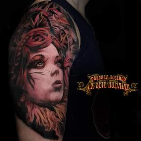 Figure sylvestre en dégradés de rouge tatouée par Barbara Rosendo