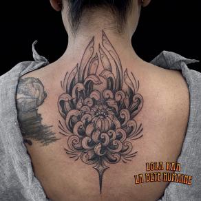 Chrysanthème tatoué sur le haut du dos par Lola Kaa