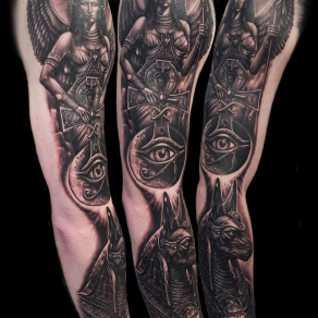 Composition autour des dieux et déesses de l’Égypte antique tatouée sur bras par Moka