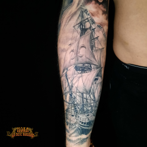 moka-tatoueur-paris-realiste-style-realisme-tatouage-tattoo-navire-fleur-lys