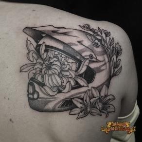 tatoueuse-paris-lola-kaa-neo-trad-graphique-dotwork-tattoo-casque-chrysanthemes