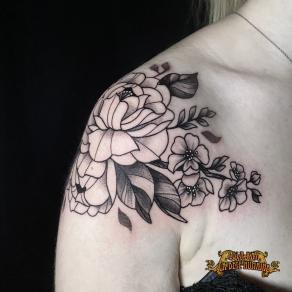 tatoueuse-paris-lola-kaa-neo-trad-graphique-dotwork-tattoo-composition-fleurs-face