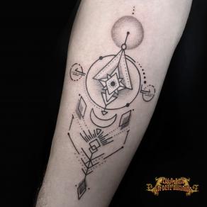 tatoueuse-paris-lola-kaa-neo-trad-graphique-dotwork-tattoo-geometrique-dotwork