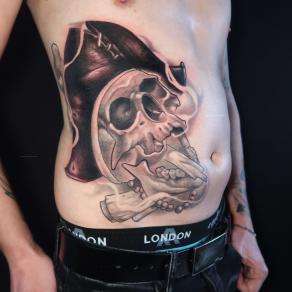 Crâne de pirate à chapeau tricorne tatoué par Jérémy Fatneedle