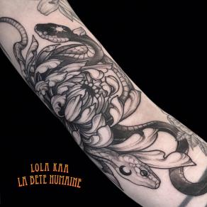 Lola Kaa, tatoueuse à Paris - Duo de serpents autour d’un chrysanthème, tatoué sur des cicatrices