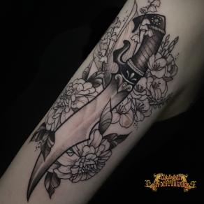 Lola Kaa, tatoueuse à Paris - Tatouage d’une falcata encadrée de fleurs