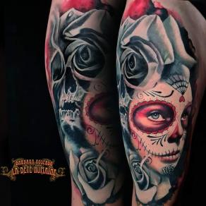 Barbara Rosendo, tatoueuse à Paris - Catrina, crâne et roses en gris et rouge