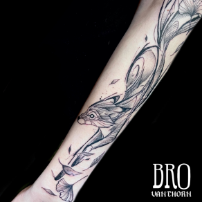 Bro Vanthorn, tatoueur à Paris - Kitsune protecteur tatoué en noir et gris