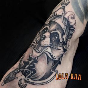 Lola Kaa, tatoueuse à Paris - Raton-laveur façon Daruma tatoué sur le pied