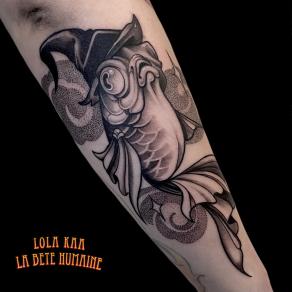 Lola Kaa, tatoueuse à Paris - Tatouage de poisson rouge sorcier