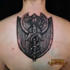 Moka, tatoueur à Paris - Bouclier et hache sur le thème des dragons