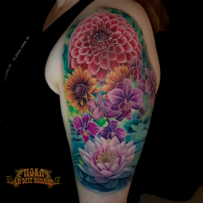 Moka, tatoueur à Paris - Composition florale colorée tatouée sur le bras