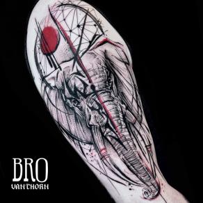 Tête d’éléphant graphique tatouée par Bro Vanthorn