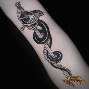 tatoueuse-paris-lola-kaa-neo-trad-graphique-dotwork-tattoo-serpent-dague
