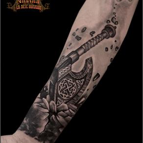 Gaetan, tatoueur guest à Paris - Hache viking à la lame personnalisée réalisée en noir et gris