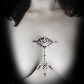 Baybay Blondy, tatoueuse guest à Paris - Œil géométrique tatoué entre les seins par Baybay Blondy