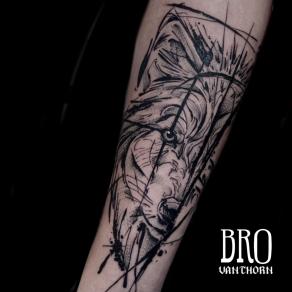 Bro Vanthorn, tatoueur à Paris - Demi-tête de loup graphique