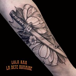 Lola Kaa, tatoueuse à Paris - Fleurs et katana tatoués en noir et gris