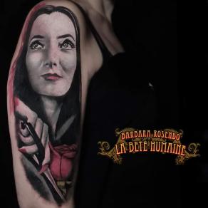 Portrait réaliste de Morticia Addams tatoué par Barbara Rosendo