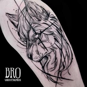 Tête de loup graphique tatouée par Bro Vanthorn