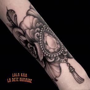 Tattoo floral assorti d’une pierre précieuse réalisé par Lola Kaa