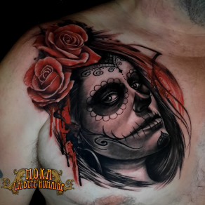 Portrait réaliste d’une Santa Muerte coiffée de roses rouges, tatoué par Moka