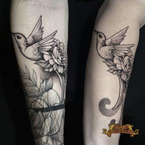 tatoueuse-paris-lola-kaa-neo-trad-graphique-dotwork-tattoo-pivoine-oiseau