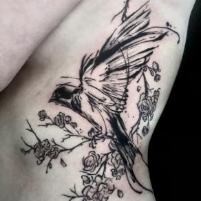 Bro Vanthorn, tatoueur à Paris - Hirondelle sketchy tatouée en noir et gris