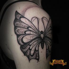Lola Kaa, tatoueuse à Paris - Flash de papillon réalisé en noir et gris sur l’épaule