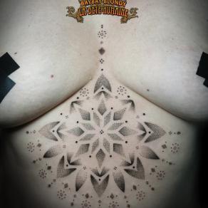 Baybay Blondy, tatoueuse guest à Paris - Large mandala tatouée en dotwork sur la partie supérieure du ventre