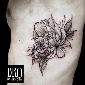 Bro Vanthorn, tatoueur à Paris - Chrysanthème en noir et gris et insecte aux teintes rouges