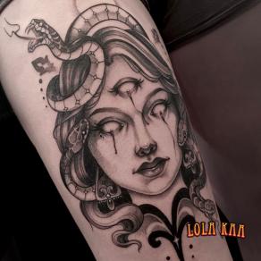 Lola Kaa, tatoueuse à Paris - Portrait de Médusa aux trois yeux sans rétines ni pupilles