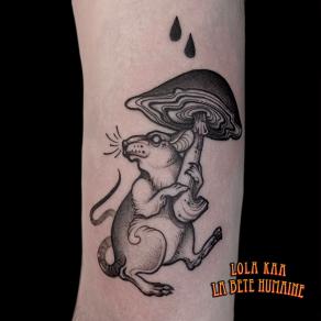 Lola Kaa, tatoueuse à Paris - Tatouage d’un petit rat s’abritant de la pluie sous un champignon