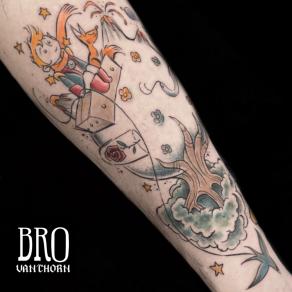 Composition en couleur inspirée du Petit prince, tatouée par Bro Vanthorn
