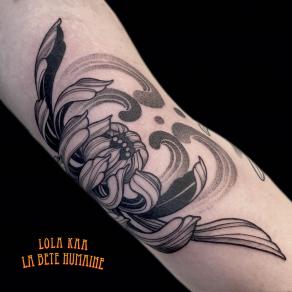 Gros plan sur un chrysanthème tatoué en noir et gris par Lola Kaa