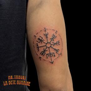 Vegvisir, boussole nordique tatouée par Peter Galt