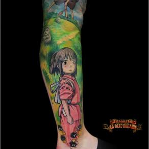 Portrait de Chihiro intégré dans une composition autour du studio Ghibli tatouée par Pierre-Gilles Romieu