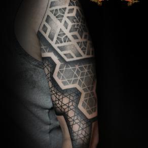 tatoueuse-guest-paris-baybay-blondy-tatouage-tattoo-dotwork-geometrique