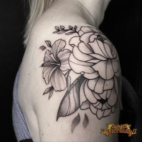 tatoueuse-paris-lola-kaa-neo-trad-graphique-dotwork-tattoo-composition-fleurs-cote